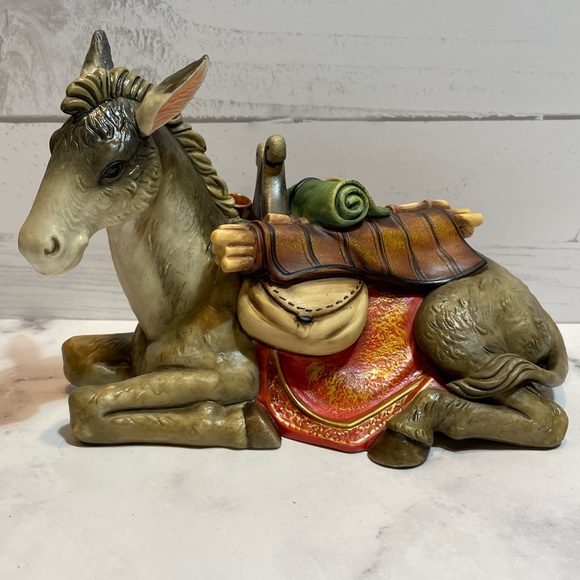 Grandeur Noel 2003 Hand-Painted Porcelain Nativity Set - Picture 9 of 12